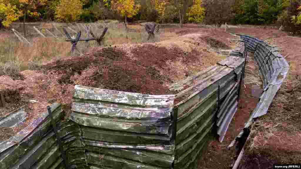 На майданчику &laquo;Патріот&raquo; обладнали окопи та вогневі точки за зразком ділянки оборони зведеного полку кремлівських курсантів під Москвою в листопаді 1941 року. Тут же проходять польові заняття курсантів створеного у 2019 році Військового навчального центру при російському Кримському федеральному університеті. Його курсанти &ndash; одночасно студенти-очники структурних підрозділів і філій КФУ, які додатково проходять навчання за програмою підготовки офіцерів, сержантів і солдатів запасу для російської армії