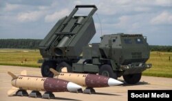 Американская реактивная система залпового огня на колесном шасси M142 HIMARS и ракеты ATACMS