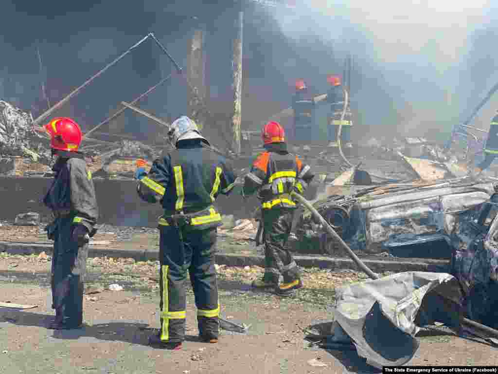 За даними ДСНС, пожежу на паркувальному майданчику біля Будинку побуту вже ліквідовано. Вінниця, 14 липня