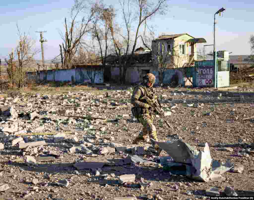 Український солдат 10 листопада іде по ушкодженій бойовими діями вулиці звільненого міста.&nbsp;Снігурівка розташована лише за 55 кілометрів на північ від Херсона. 11 листопада Головне управління розвідки Міністерства оборони України повідомило про те, що Херсон повертається під контроль української армії, до міста заходять частини ЗСУ