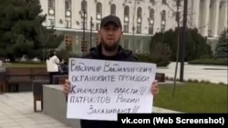 Эйваз Умеров провел одиночный пикет у российского правительства Крыма против «произвола крымской власти», 28 декабря 2022 года