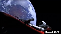 Tesla Roadster после того, как ракета Falcon Heavy доставила его на околоземную орбиту, 6 февраля 2018 года