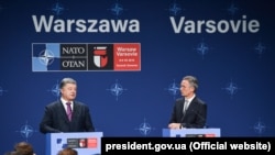 Президент України Петро Порошенко (л) та генеральний секретар НАТО Єнс Столтенберґ, Варшава, 9 липня 2016 року