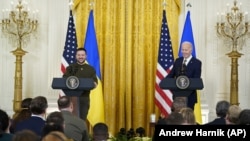 Президент України Володимир Зеленський (ліворуч) і президент США Джо Байден на пресконференції в Білому домі. Вашингтон, 21 грудня 2022 року