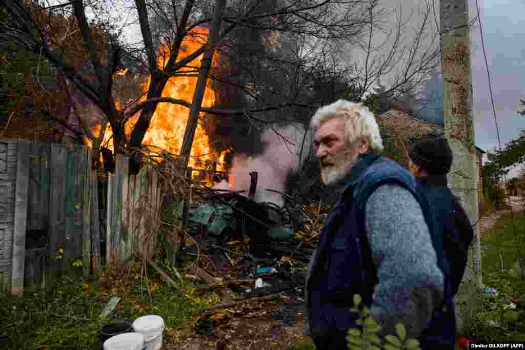 Більшість людей із 70-тисячного населення Бахмута виїхали з міста. Ті, хто залишився, &ndash; переважно люди похилого віку, які нікуди не захотіли їхати з своїх домівок. Вони живуть тут без води&nbsp;й електрики, під обстрілами