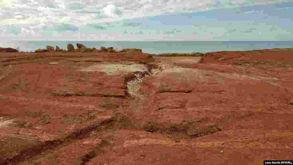 Во время дождей потоки воды промыли глубокие канавы в глине