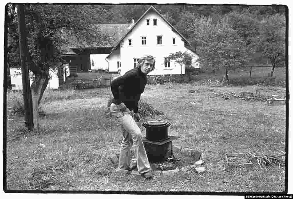 1975-ci il. Havel kotejdə yay toplantısına hazırlaşır.