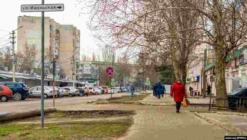 Улица Калинина соединяет центр Красноперекопска с автостанцией и центральным рынком