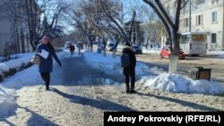 В середине дня снег начинает таять