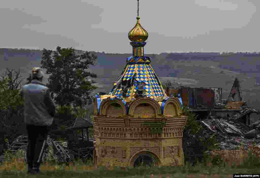 В Ізюмі, до початку широкомасштабної війни Росії проти України, проживало 45 тисяч людей. Російська армія почала масовано обстрілювати з артилерії та бомбардувати місто з повітря з 6-го березня 2022 року, а 1 квітня повністю його окупувала. Деякі будинки в Ізюмі окупанти розстрілювали прямим наведенням з танків