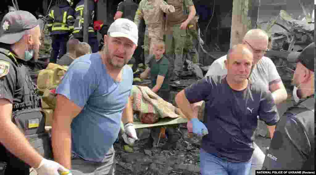 За повідомленнями ДСНС, станом на 14:00 відомо про чотирнадцять загиблих