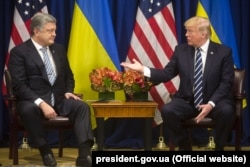 Президент України Петро Порошенко (ліворуч) під час зустрічі із президентом США Дональдом Трампом. 21 вересня 2017 року