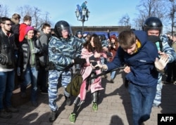 Полиция задерживает девушку на Пушкинской площади в Москве, 26 марта 2017 года