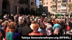 Ukraine/Crimea -- queue at Privat - Simferopol - 23Apr2014