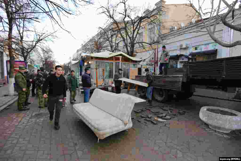 В центре Симферополя демонтируют &laquo;Первое русское кафе в русском Крыму&raquo;, 22 января 2015 года