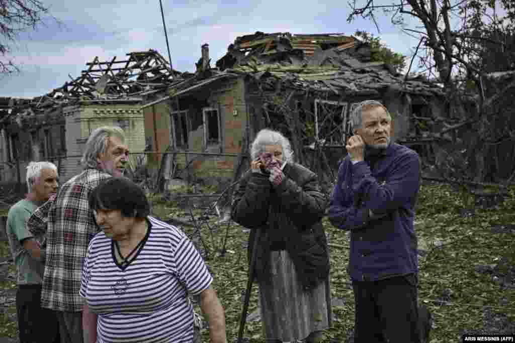 Люди, чиї оселі зруйнувала російська армія в результаті ракетного удару по Дружківці 5 червня. Одна жінка загинула.&nbsp;