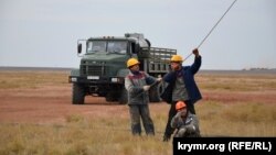 Відновлення пошкодженої електроопори високовольтної лінії на околиці села Чонгар Генічеського району Херсонської області, 11 жовтня 2015 року