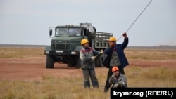 Пошкоджена електроопора високовольтної лінії на околиці села Чонгар Генічеського району Херсонської області, 11 жовтня 2015 року