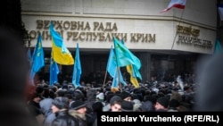 Митинг в поддержку территориальной целостности Украины под стенами крымского парламента. Симферополь, 26 февраля 2014 года