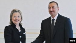 Azerbaijan -- US Secretary of State Hillary Clinton (L) shakes hands with the President of Azerbaijan Ilham Aliyev during their meeting in Baku, Azerbaijan, 04Jul10. 