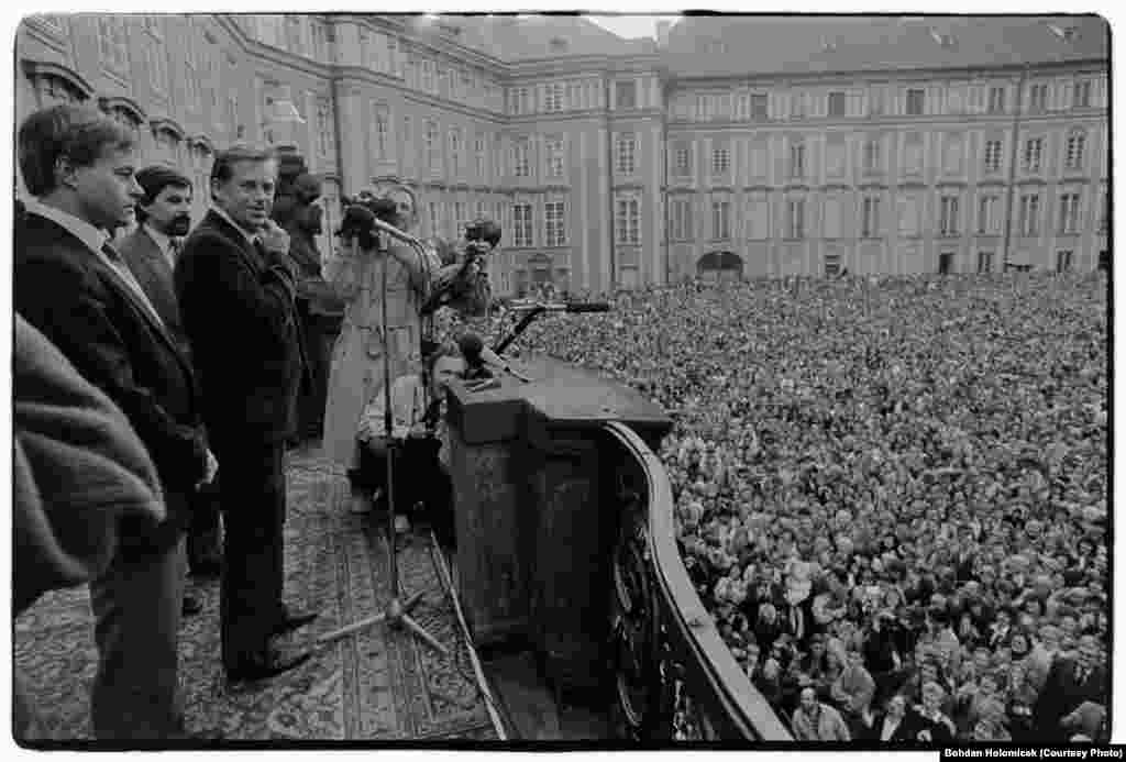 1990-cı il 25 fevral. ABŞ Konqresində &ccedil;ıxışdan yeni d&ouml;nən prezident Havel Praqa Qəsrinin &ouml;n&uuml;nə toplaşan tərəfdarları qarşısında.&nbsp;