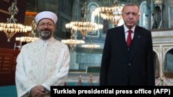 Türkiyə prezidenti Recep Tayyip Erdogan (sağda) və Diyanet başqanı Ali Erbaş Ayasofyada