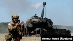 Украинские военные ведут огонь из самоходной артиллерийской установки. Донецкая область, 3 октября 2022 года