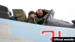 Nikol Paşinyan Su-30SM-in qırıcısında