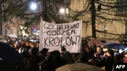 "Неужели он и вправду достоин королей?" - баннер с такой надписью уже во вторник вечером подняли около замка противники решения