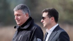 Prezident Volodymyr Zelenskiy (sağda) və daxili işlər naziri Arsen Avakov