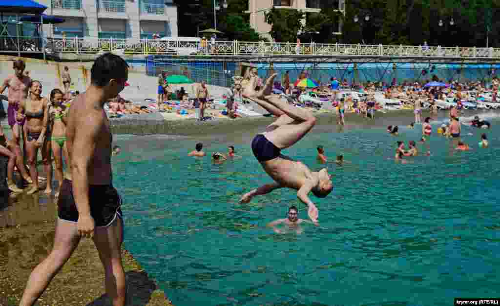 Опасный прыжок с буна в Профессорском уголке в Алуште, 17 августа 2016 года