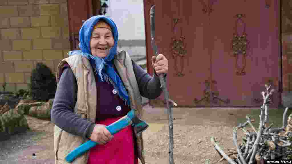 Зузанна Веремчук живет вместе с родной внучкой на улице Житомирской. По словам пенсионерки, вначале 50-х годов прошлого столетия ее семью этнических поляков переселили из Житомирской области. &laquo;Отец не хотел ехать в Крым, но в районе сказали: &laquo;Тогда отправим в Казахстан&hellip;&raquo;. Женщина &ndash; прихожанка римо-католической церкви и по выходным ездит в костел в Симферополь. 11 ее правнуков сегодня живут в Крыму, Киеве, Москве и на Херсонщине