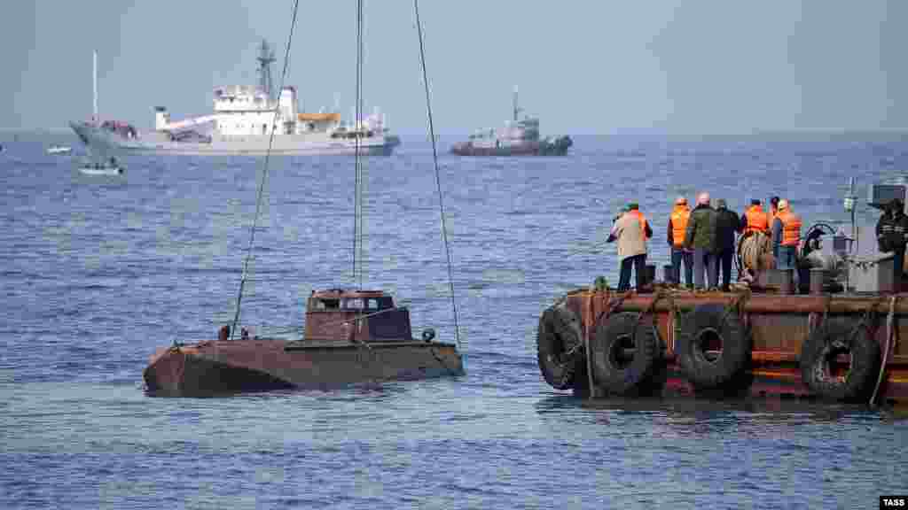 Водолазные специалисты подняли с морского дна корпус катера, который сохранился, несмотря на длительное пребывание в морской воде