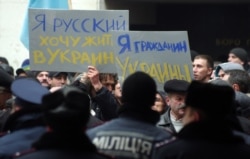 Один из фрагментов митинга 26 февраля 2014 года в Симферополе