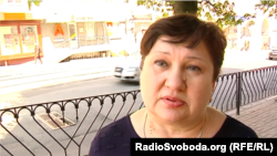 Женщина говорит: ей жаль, что так происходит, но она вынуждена думать о будущем своих детей