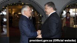 Президент України Петро Порошенко зустрівся з державним секретарем США Рексом Тіллерсоном в Давосі