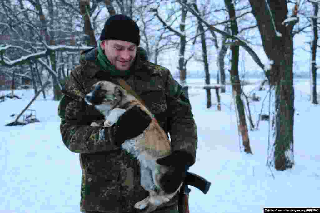 Офицер с собакой. Кроме собак, у военных в блиндаже живет кот, а у их сослуживцев прямо на открытом воздухе - утка.