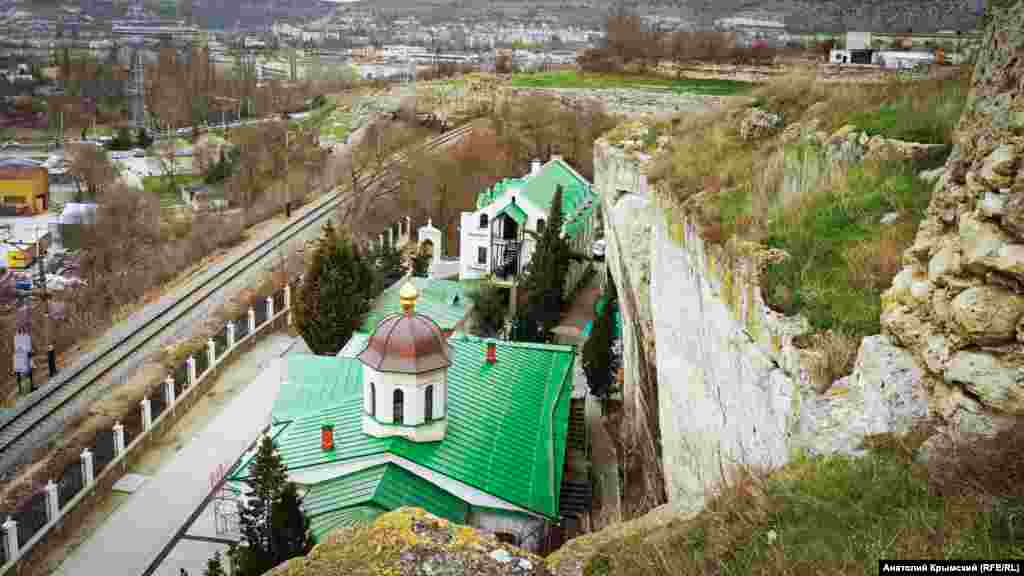 Вид на Свято-Климентівський монастир із Монастирської скелі