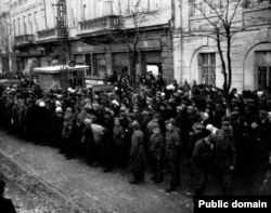 Жители Симферополя и солдаты Вермахта слушают сводку новостей по радио