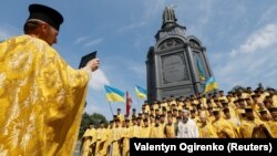 Священики біля пам’ятника Київському князю Володимиру під час відзначення 1030-річчя хрещення Русі-України. Київ, 28 липня 2018 року