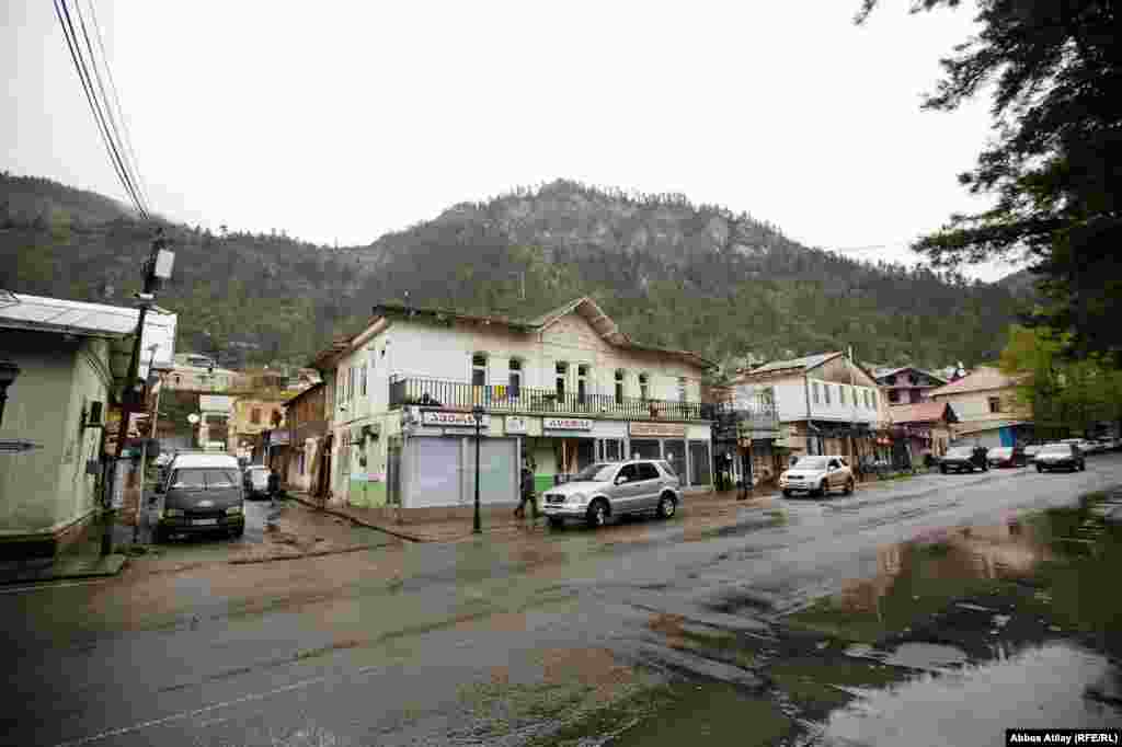 Borjomi şəhərinin mərkəzi hissələrində hündürmərtəbəli tikililərə rast gəlmək olmaz.