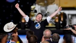 Основатель корпорации SpaceX Илон Маск после первого успешного пилотируемого запуска космического корабля Crew Dragon