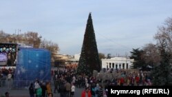 На площади Нахимова в Севастополе не проводятся митинги оппонентов властей. На фото новогодние празднества, декабрь 2017 года