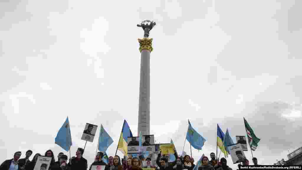 Учасники акції тримають плакати на підтримку політв&#39;язнів Кремля &ndash; Ільмі Умерова, Ахтема Чийгоза та інших &nbsp; 