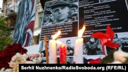 Під час акції пам'яті Романа Бондаренка біля посольства Білорусі в Україні. Він помер після того, як був побитий у Мінську особами в масках і, за твердженням білоруських журналістів, доставлений до міліції, а вже звідти його відвезли до лікарні. Київ, 12 листопада 2020 року