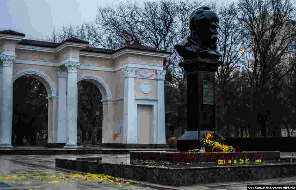 Люди рассказали, что днем букетов было больше, но потом пришли вандалы.