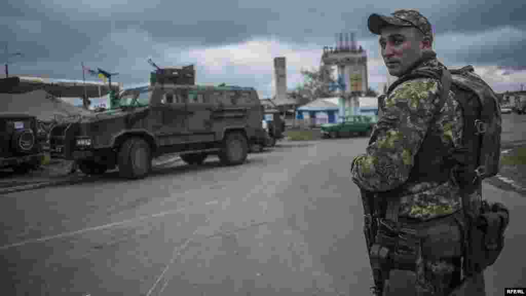 Военнослужащий ВСУ в Станице Луганской во время запланированного отвода военнослужащих в военной техники