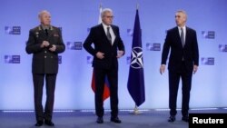 NATO-nun baş katibi Yens Stoltenberq, Rusiya xarici işlər nazirinin müavini Aleksandr Qruşko və müdafiə nazirinin müavini Aleksandr Fomin (solda)