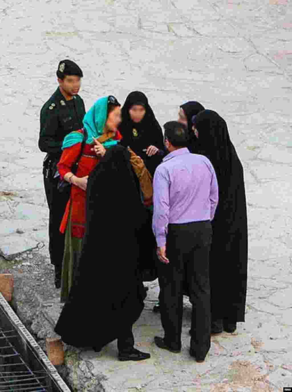 Əxlaq polisinin saxladığı Tehran sakini. 11 iyun 2012