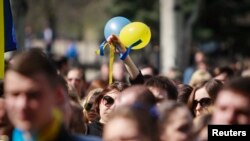 Митинг проукраинских активистов в Луганске, апрель 2014 года